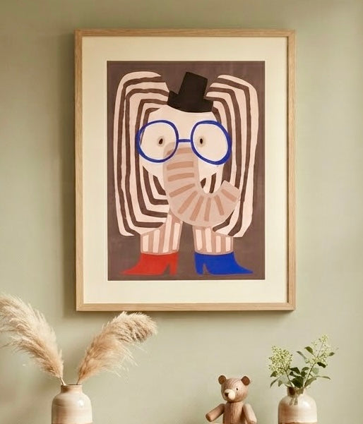 Vue rapprochée de l'affiche Éléphant Rayé au Chapeau encadrée sur le mur