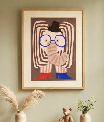 Vue rapprochée de l'affiche Éléphant Rayé au Chapeau encadrée sur le mur