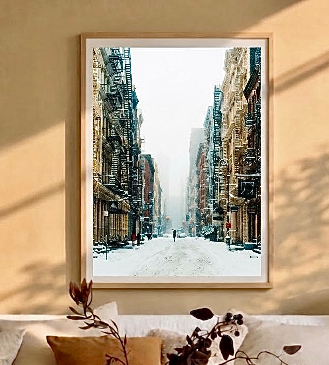 Affiche de rue new-yorkaise sous la neige accrochée au mur, vue rapprochée avec cadre et décoration du salon