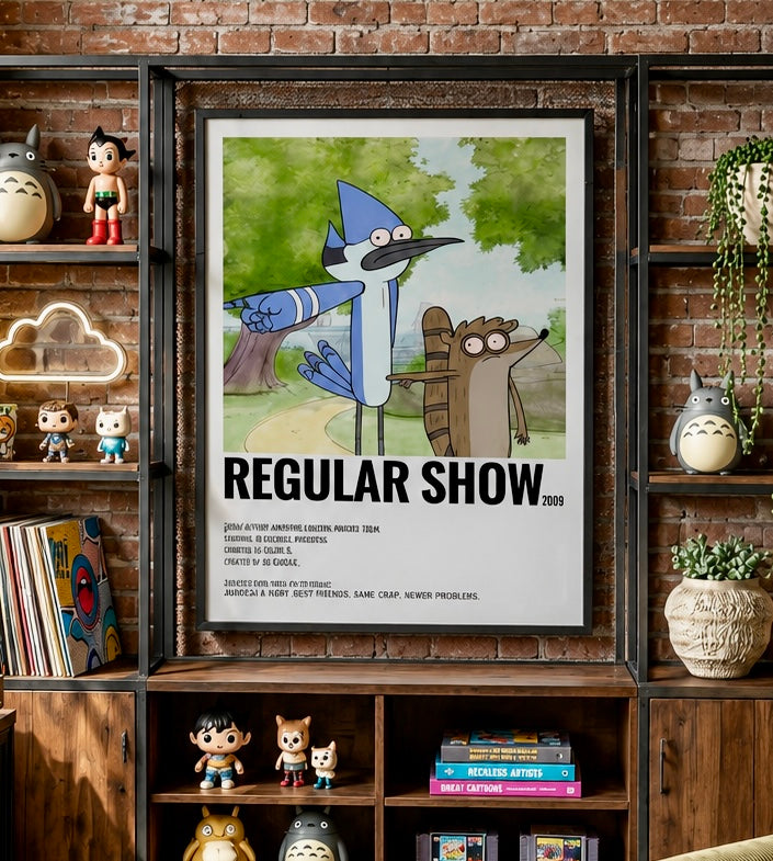 Affiche Regular Show Mordecai et Rigby accrochée au mur, vue rapprochée avec cadre et décoration du salon