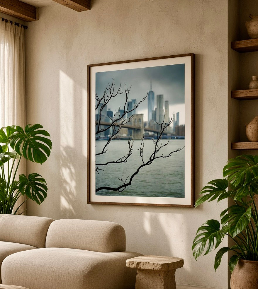 Vue large d'un salon décoré avec l'affiche du Brooklyn Bridge sous la pluie encadrée sur le mur