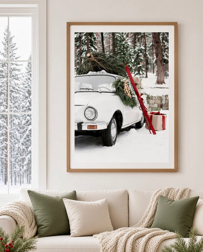 Poster de Noël voiture blanche vintage et skis rouges, encadré et accroché au mur d'un salon