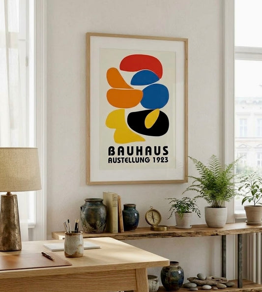 Poster Bauhaus 1923 formes colorées encadré accroché au mur d'un salon