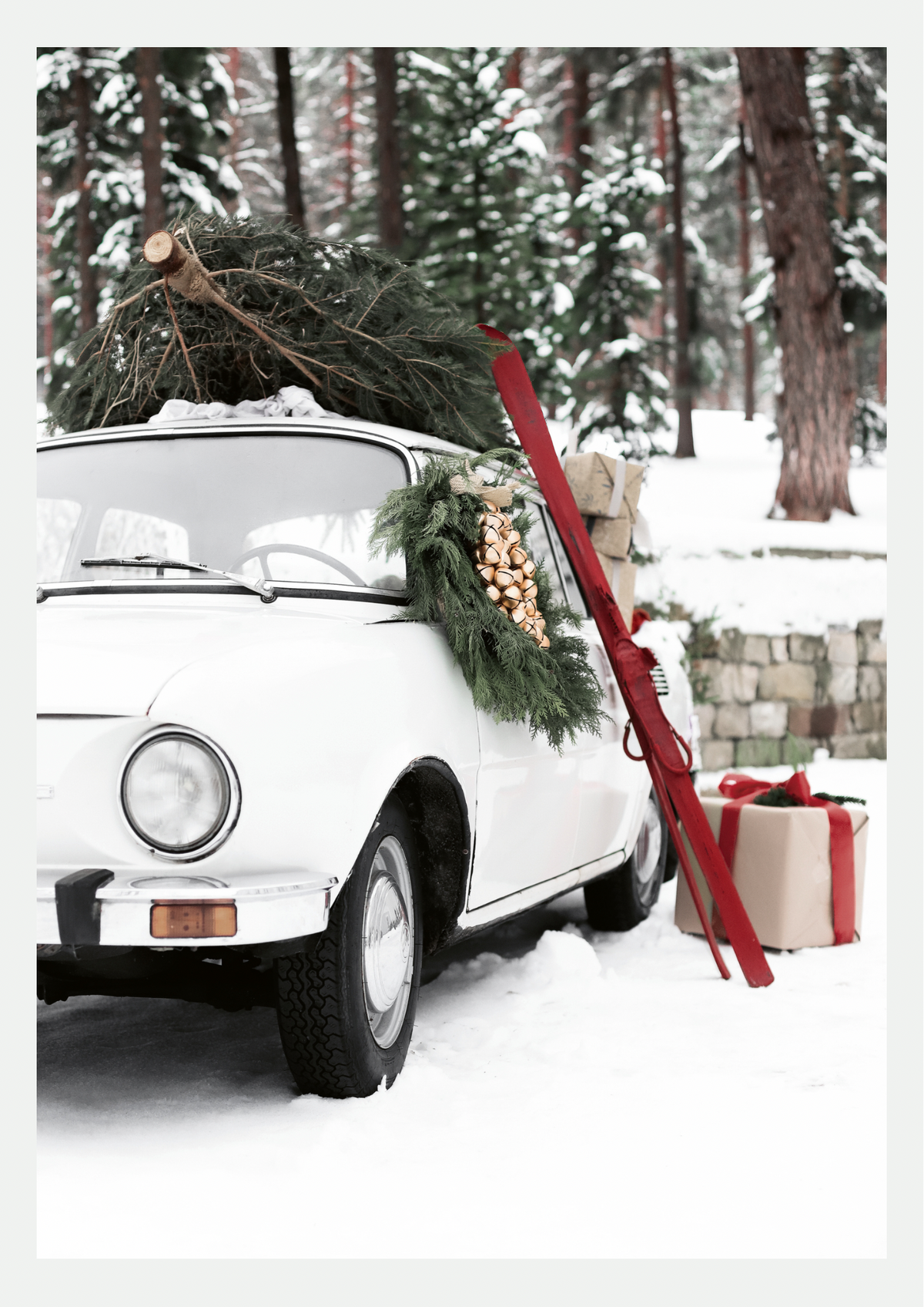 Affiche photo de Noël : voiture ancienne blanche dans une forêt enneigée, sapin sur le toit, couronne de grelots dorés, skis rouges et cadeaux kraft