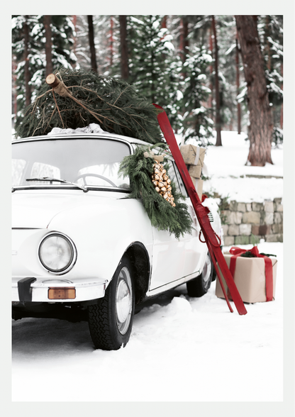 Affiche photo de Noël : voiture ancienne blanche dans une forêt enneigée, sapin sur le toit, couronne de grelots dorés, skis rouges et cadeaux kraft