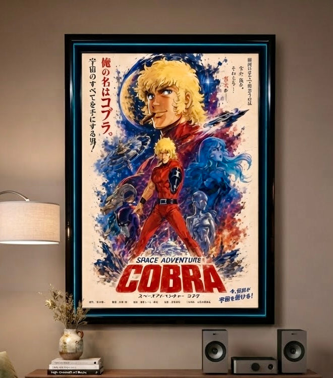 Vue rapprochée de l'affiche Space Adventure Cobra encadrée sur le mur du salon
