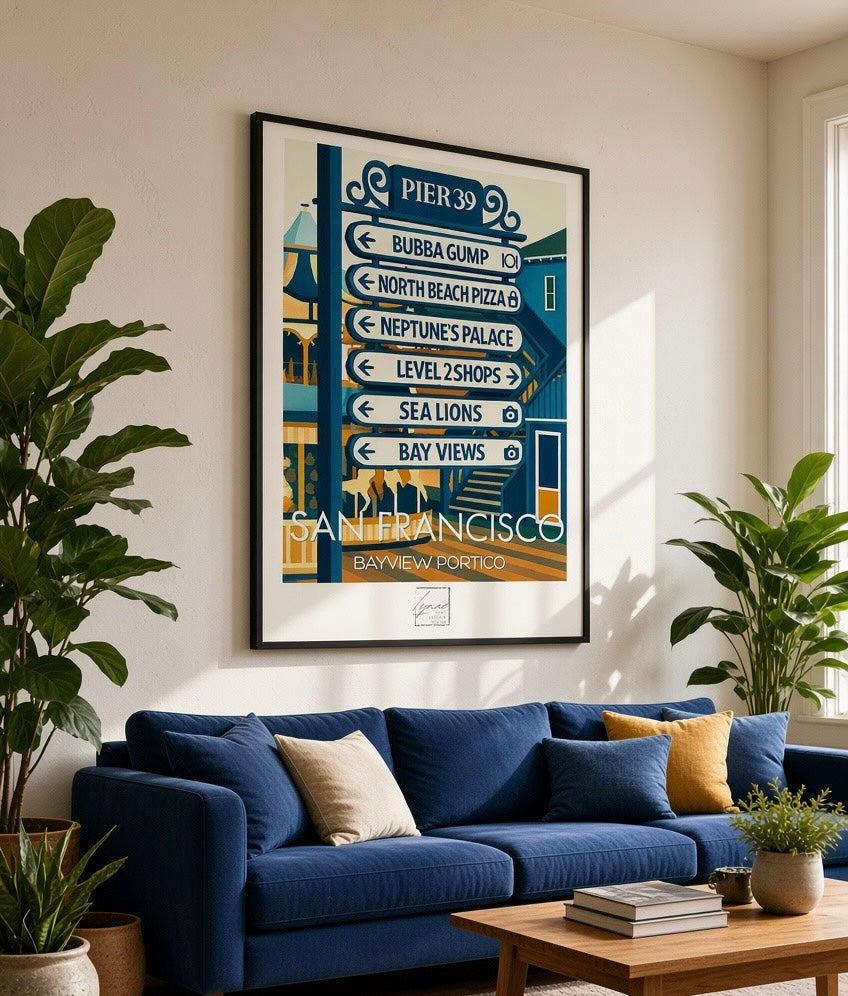 Vue d'ensemble d'un salon décoré avec l'affiche San Francisco Pier 39 encadrée