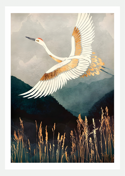 Affiche Grue Blanche en Vol : grue aux ailes déployées et plumes en feuille d'or au-dessus de montagnes brumeuses et de roseaux dorés