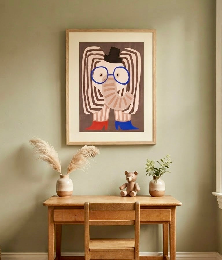 Affiche Éléphant Rayé au Chapeau encadrée et accrochée au mur d'une chambre d'enfant