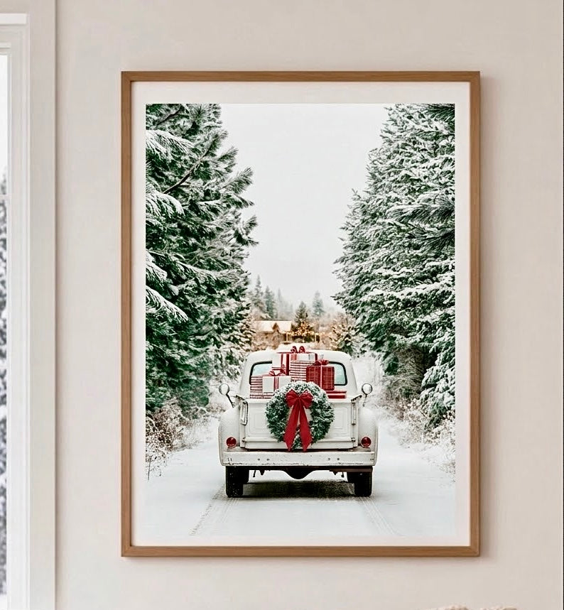 Vue rapprochée de l'affiche de Noël voiture blanche en forêt enneigée au mur, cadre et ambiance hivernale