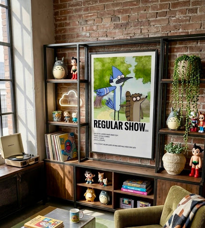 Vue large d'un salon décoré avec l'affiche Regular Show encadrée sur le mur