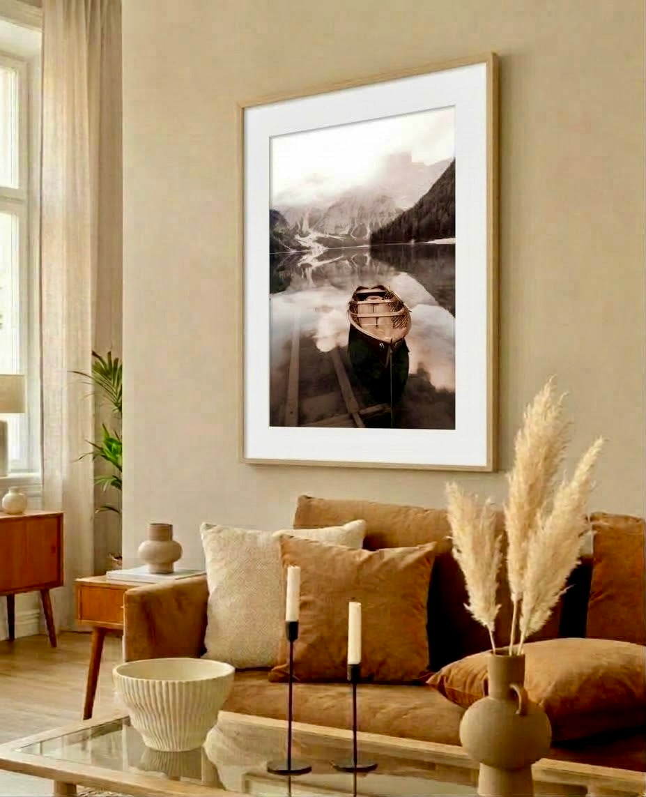 Ambiance salon avec l'affiche paysage de lac brumeux encadrée, décoration murale aux tons chauds d'automne