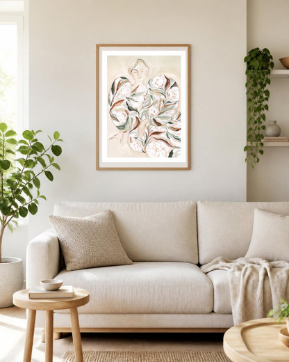 Vue élargie d'un salon décoré avec l'affiche femme silhouette florale encadrée, ambiance douce et naturelle