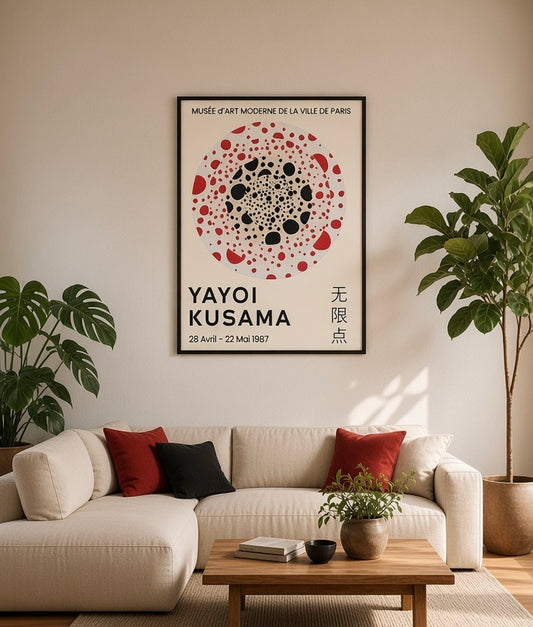 Affiche encadrée Yayoi Kusama 1987 accrochée au mur dans un salon