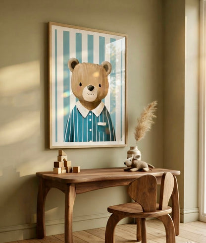 Vue d'ensemble d'une chambre d'enfant avec l'affiche Ourson en Pyjama Rayé en décoration murale