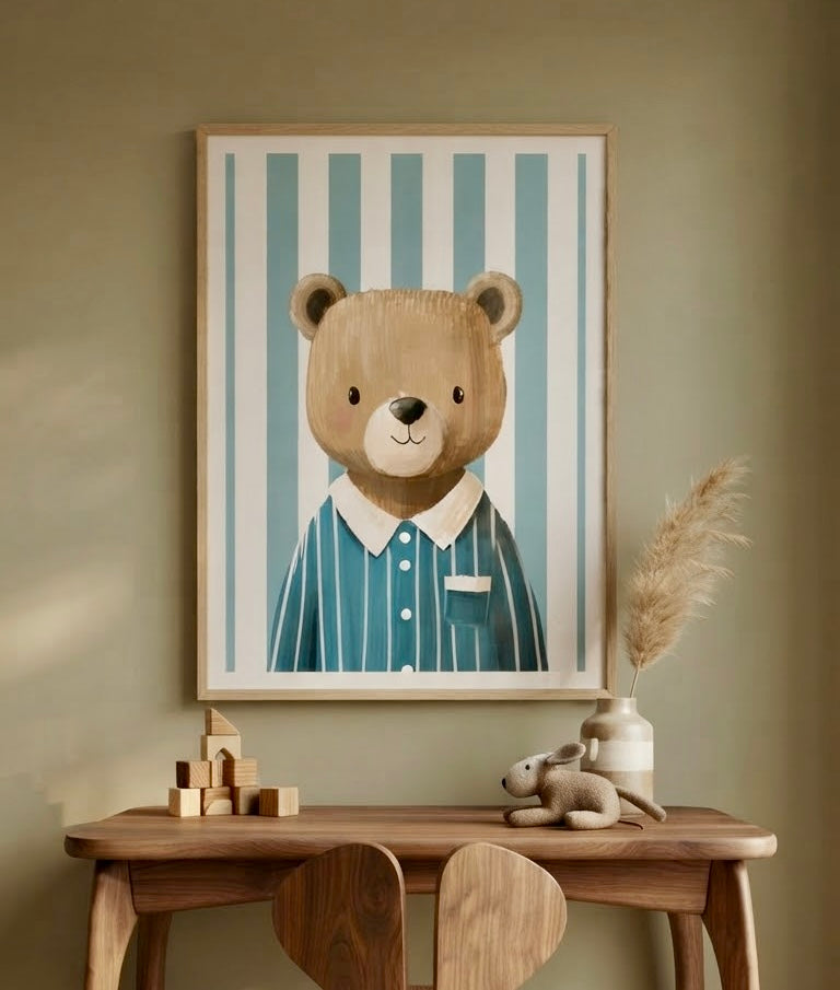Affiche Ourson en Pyjama Rayé encadrée et accrochée au mur d'une chambre d'enfant