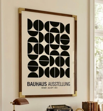 Gros plan sur l'impression de l'affiche Bauhaus Ausstellung : demi-cercles noirs nets et typographie sobre