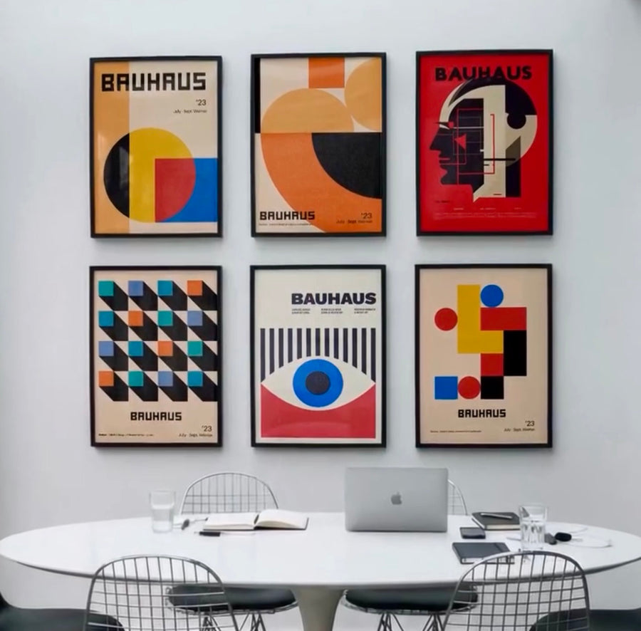 Intérieur décoratif avec plusieurs affiches encadrées au style Bauhaus et géométrique sur un mur