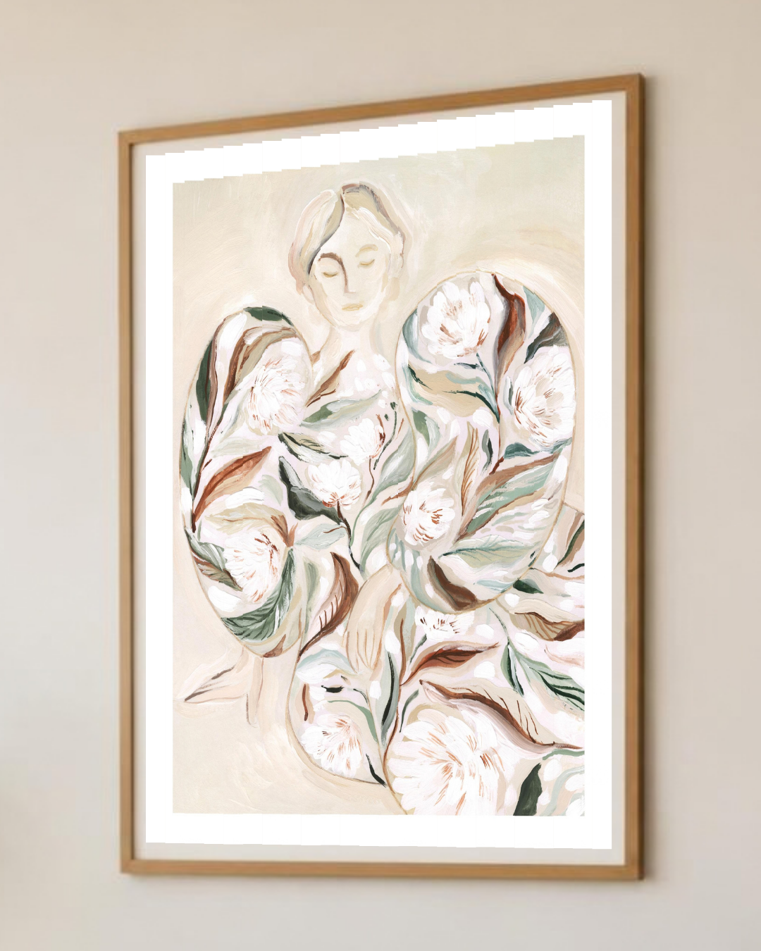 Affiche portrait floral encadrée sur un mur de salon, vue rapprochée du visage serein et des pivoines peintes