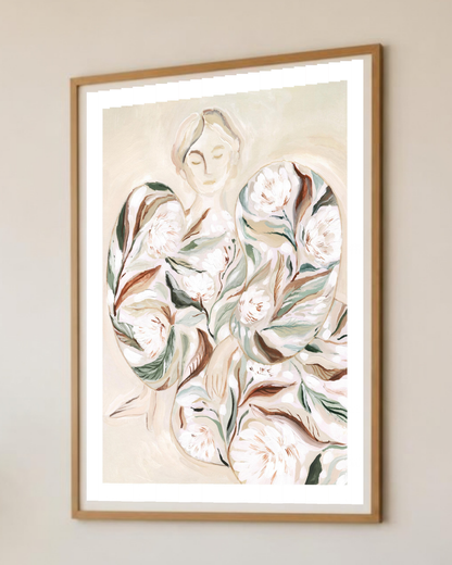 Affiche portrait floral encadrée sur un mur de salon, vue rapprochée du visage serein et des pivoines peintes