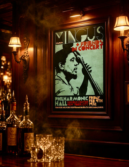Vue d'ensemble d'un salon décoré avec l'affiche Charles Mingus encadrée