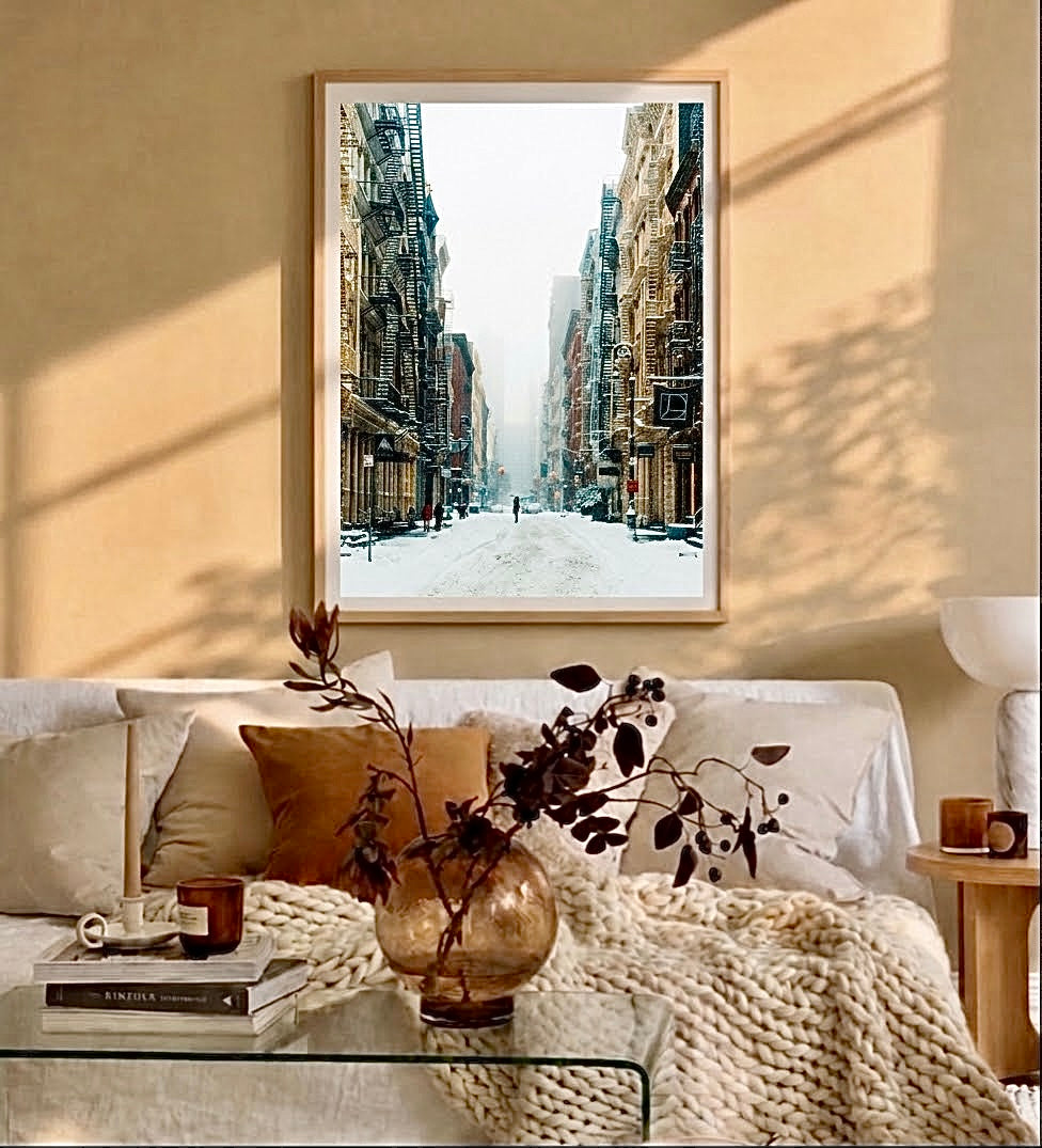 Affiche de SoHo enneigé encadrée, accrochée au mur d'un salon lumineux et moderne