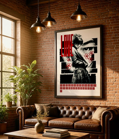 Vue large d'un salon décoré avec l'affiche graphique LOVE rouge et noire encadrée sur le mur