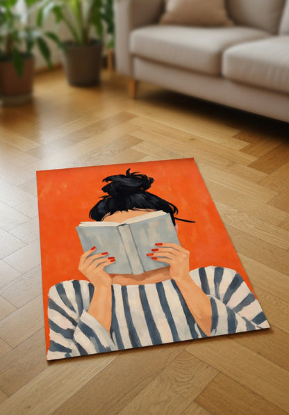 Affiche Femme Lecture Rayée avec cadre dans une ambiance chaleureuse
