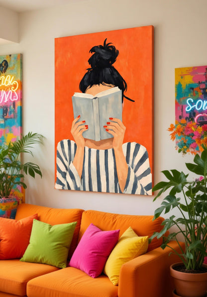 Affiche Femme Lecture Rayée encadrée dans un intérieur décoratif