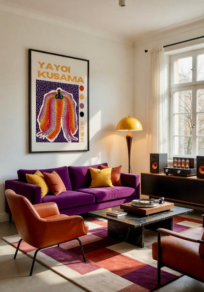 Affiche Yayoi Kusama encadrée au-dessus d'un canapé violet dans un salon pop coloré