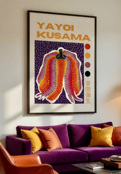 Gros plan sur l'affiche encadrée Yayoi Kusama, citrouille pop art à pois, au-dessus d'un canapé velours violet et coussins moutarde